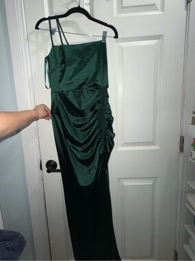 Windsor Emerald Green One-Shoulder Satin Ruched Gown